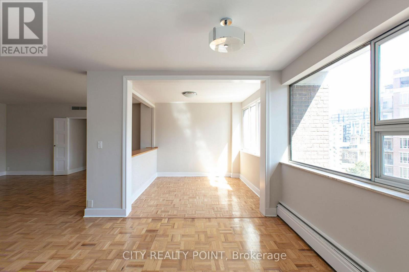 Photo 19 of 504 9 Deer Park Crescent, Toronto ON