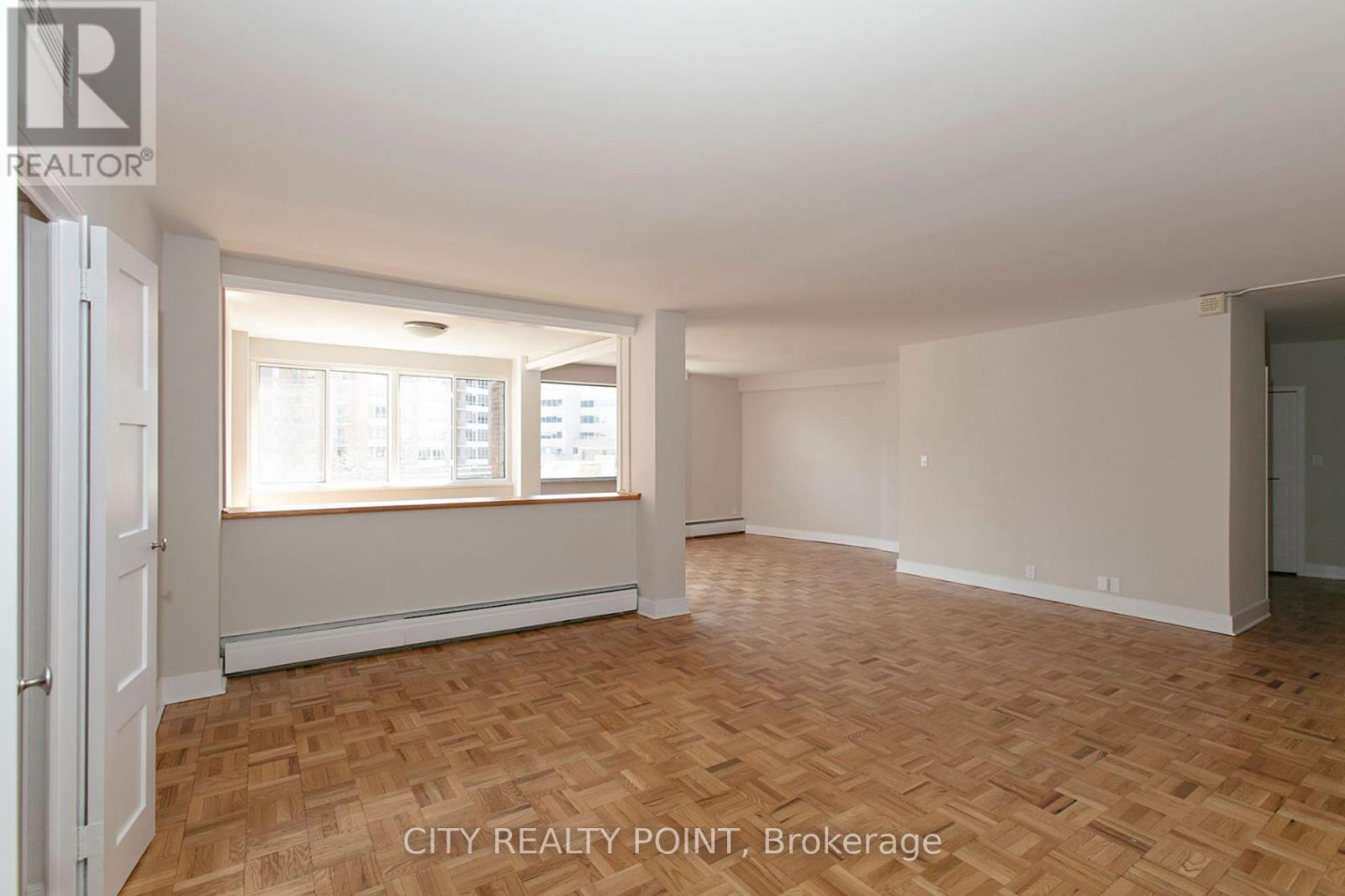 Photo 12 of 504 9 Deer Park Crescent, Toronto ON