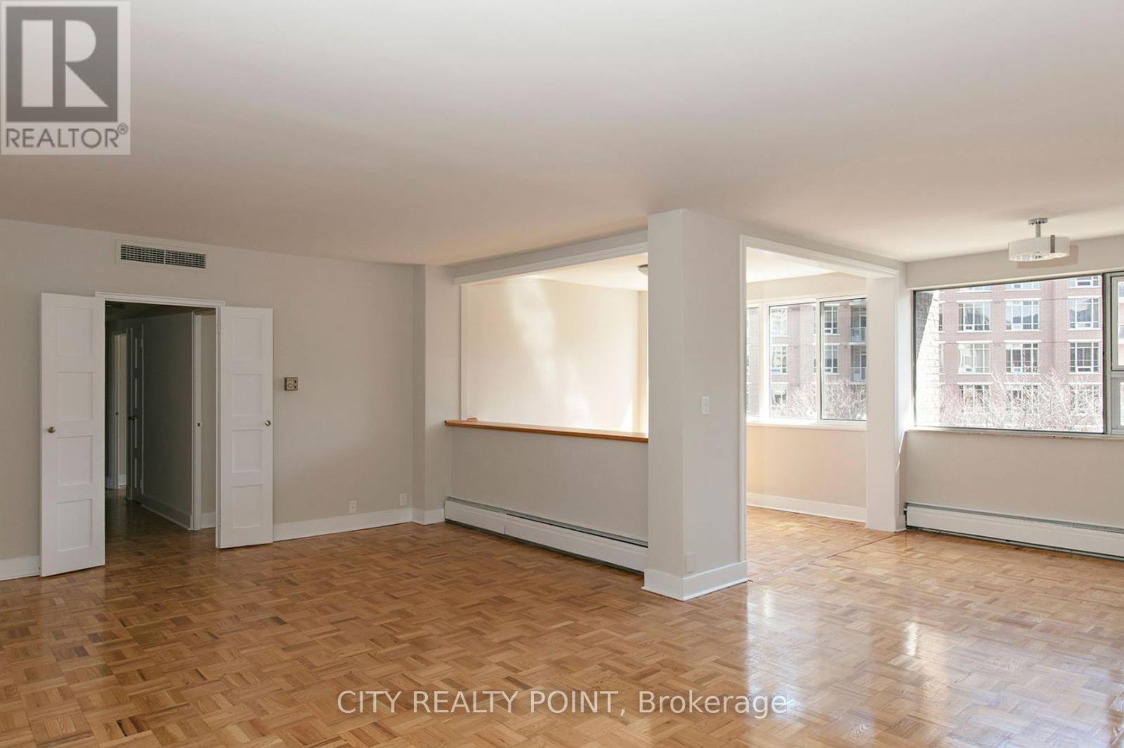 Photo 9 of 504 9 Deer Park Crescent, Toronto ON