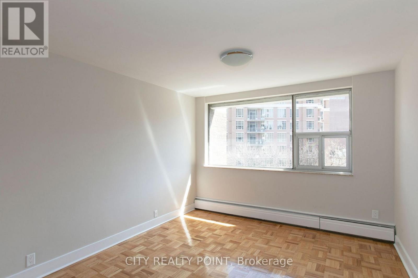 Photo 18 of 504 9 Deer Park Crescent, Toronto ON