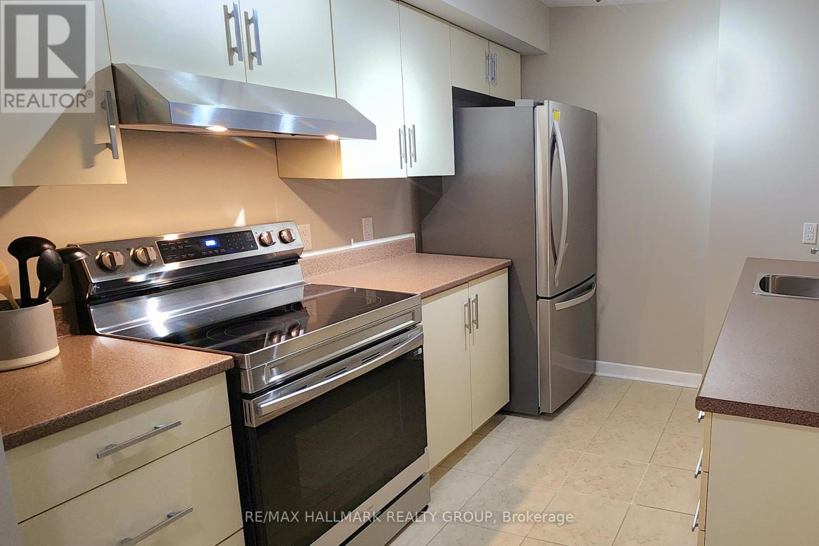 Photo 14 of 209 138 Somerset Street W, Ottawa ON