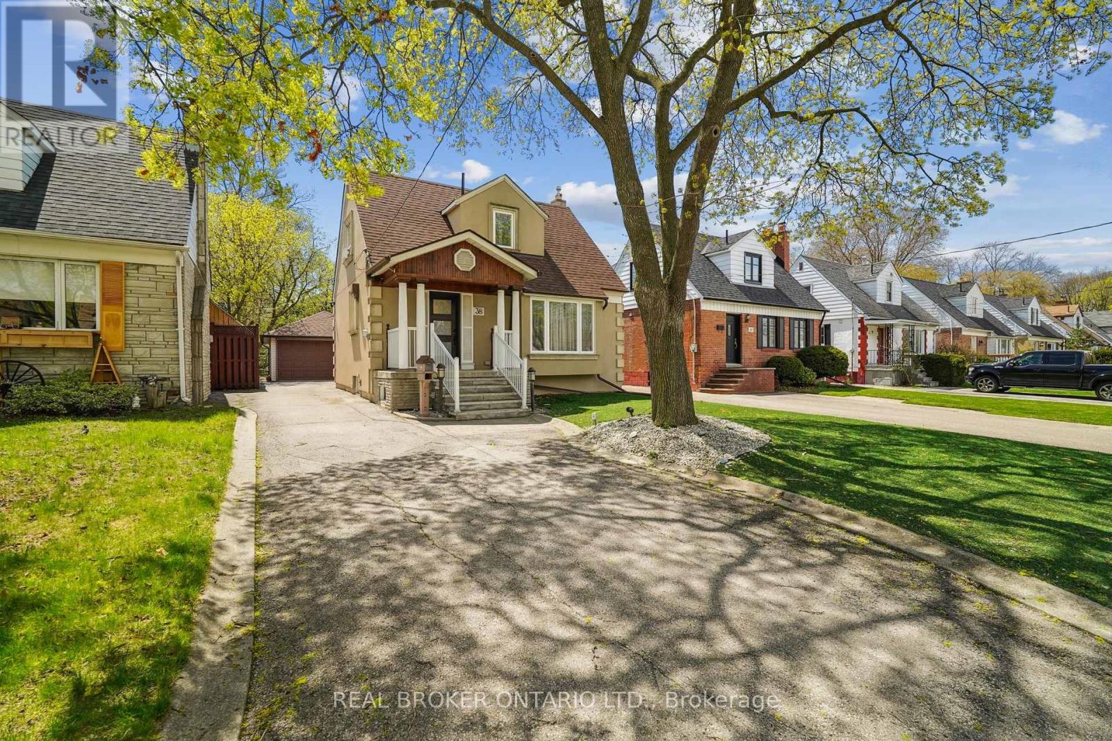 Photo 2 of 38 Riverview Heights, Toronto ON