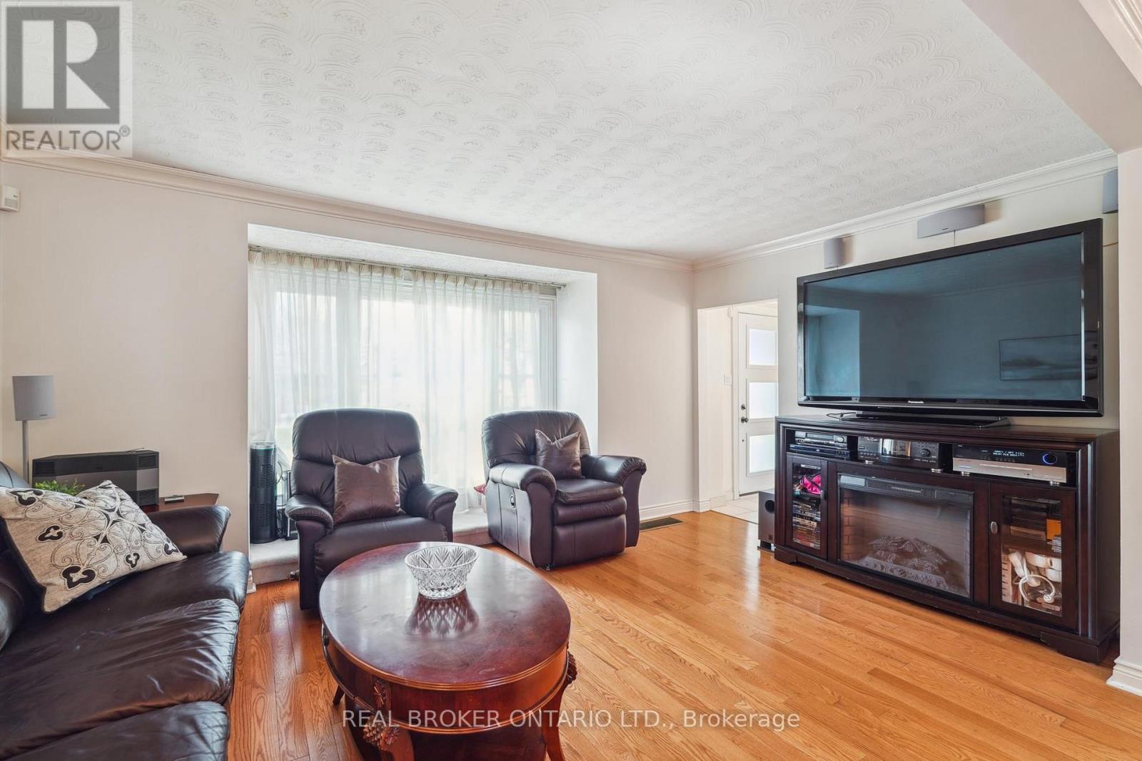 Photo 3 of 38 Riverview Heights, Toronto ON