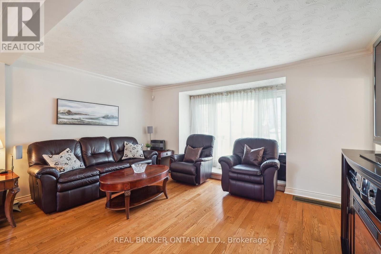 Photo 5 of 38 Riverview Heights, Toronto ON