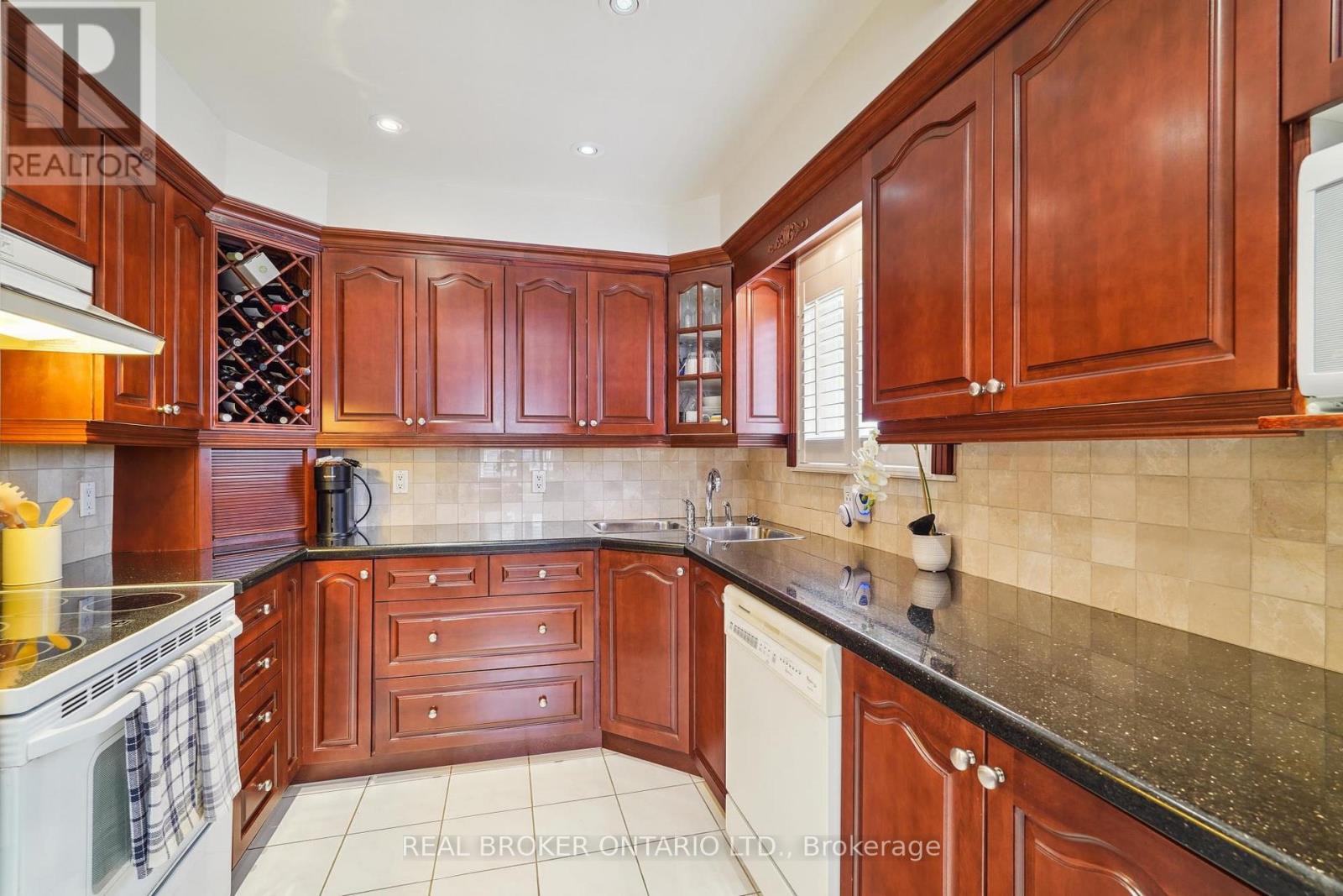 Photo 8 of 38 Riverview Heights, Toronto ON
