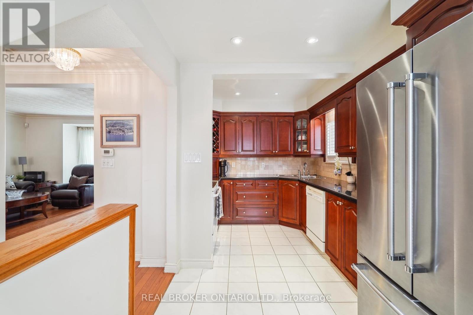 Photo 9 of 38 Riverview Heights, Toronto ON