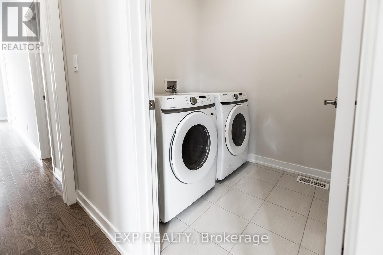 Photo 5 of 1213 Dartmouth Crescent, Oakville ON