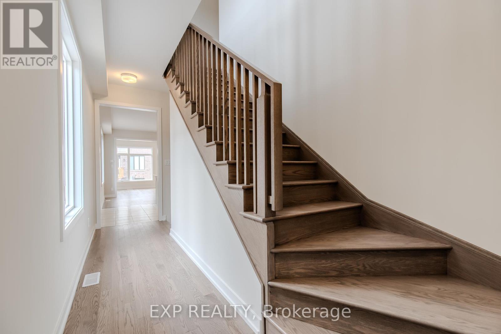 Photo 3 of 1213 Dartmouth Crescent, Oakville ON
