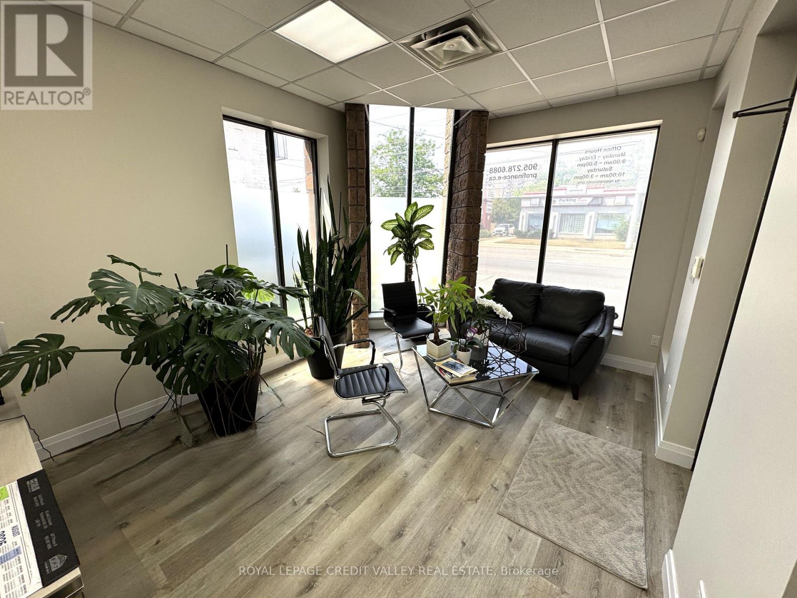 Photo 6 of 2 624 Lakeshore Road E, Mississauga ON