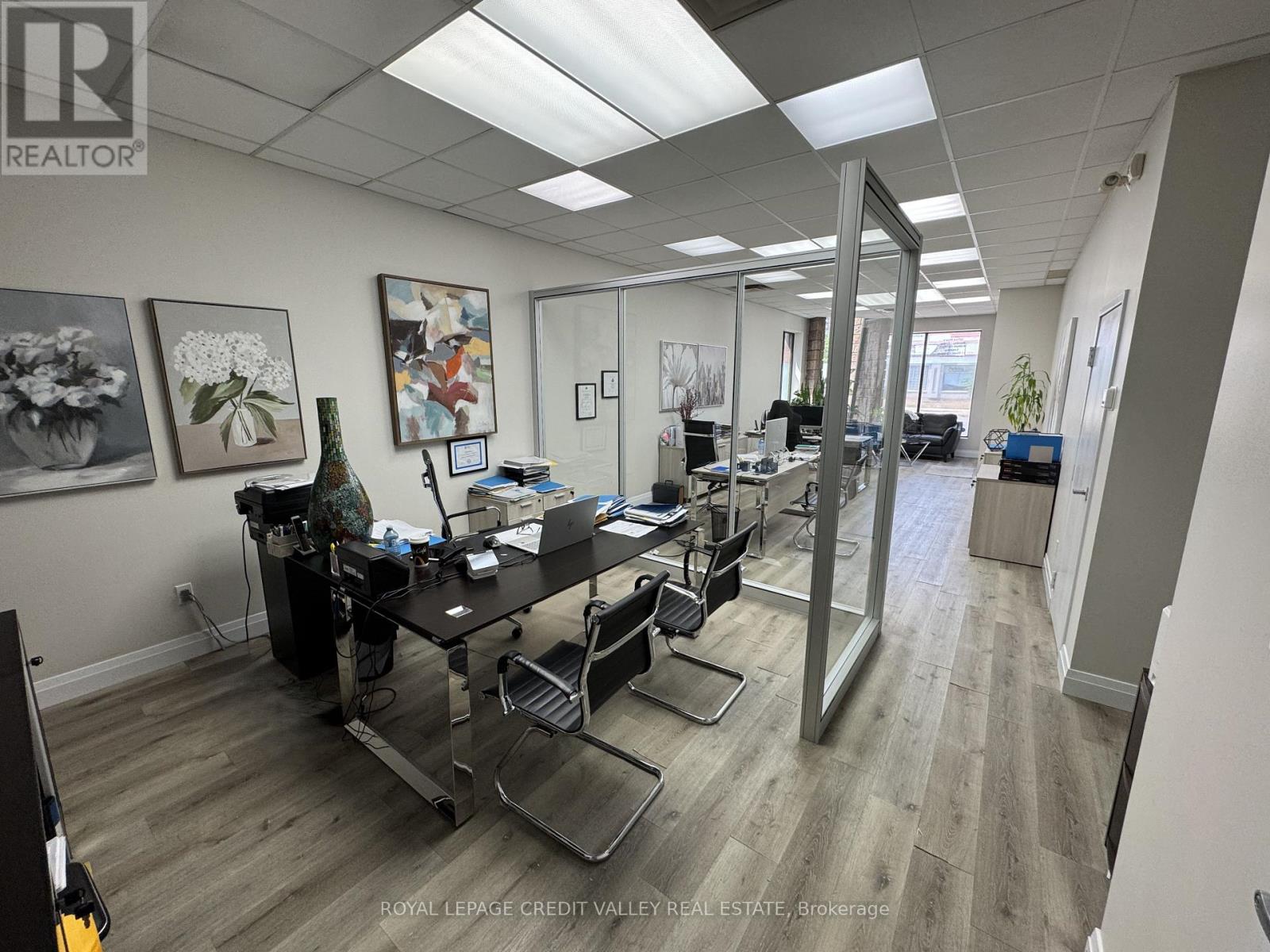 Photo 5 of 2 624 Lakeshore Road E, Mississauga ON