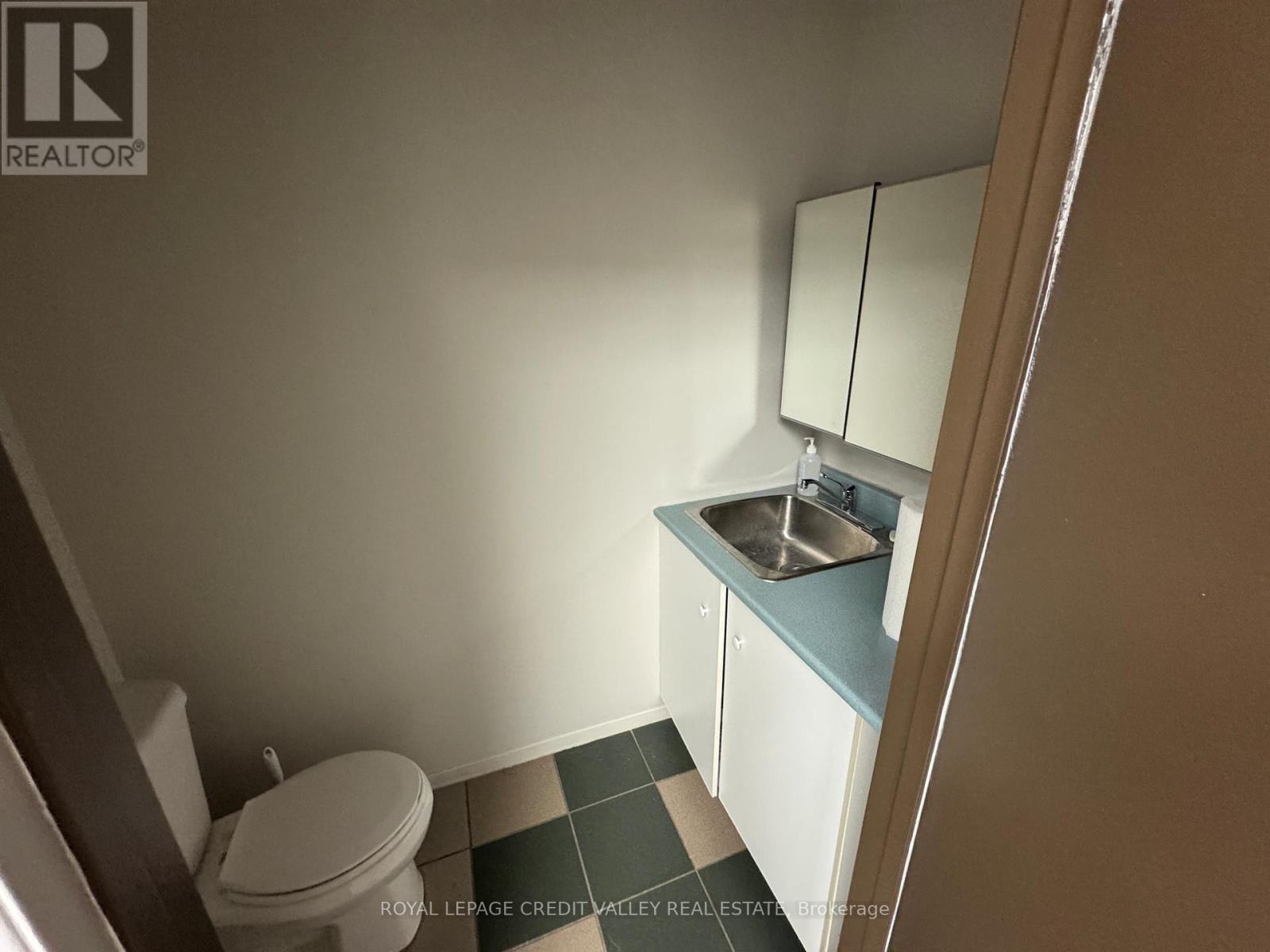Photo 3 of 2 624 Lakeshore Road E, Mississauga ON