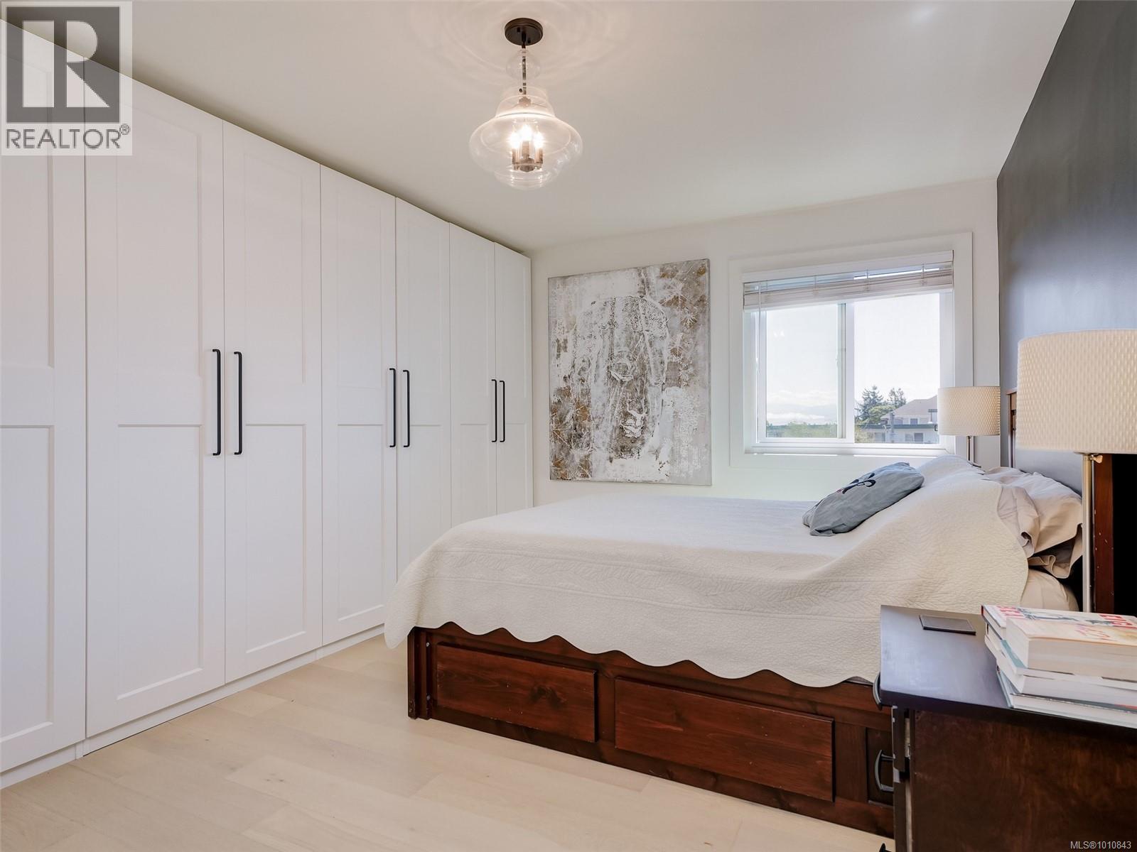 Photo 10 of 404 1041 Rockland Ave, Victoria BC