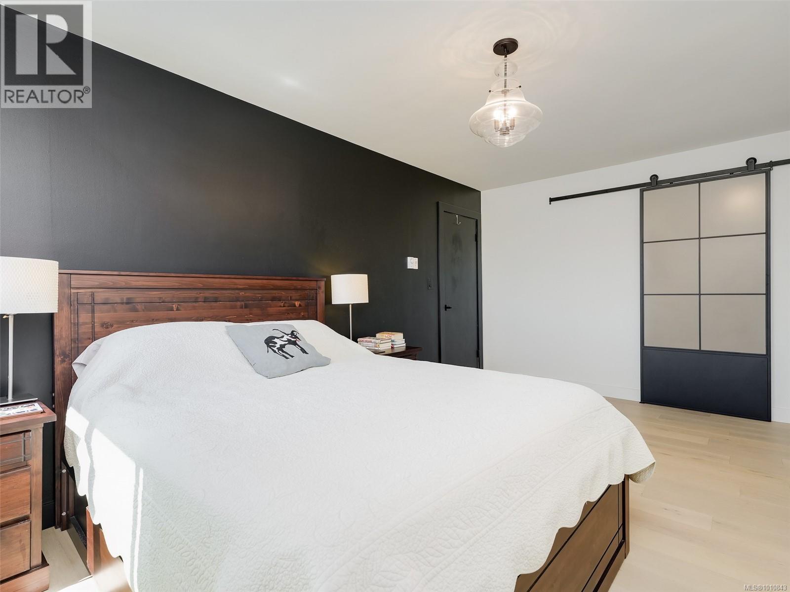 Photo 22 of 404 1041 Rockland Ave, Victoria BC