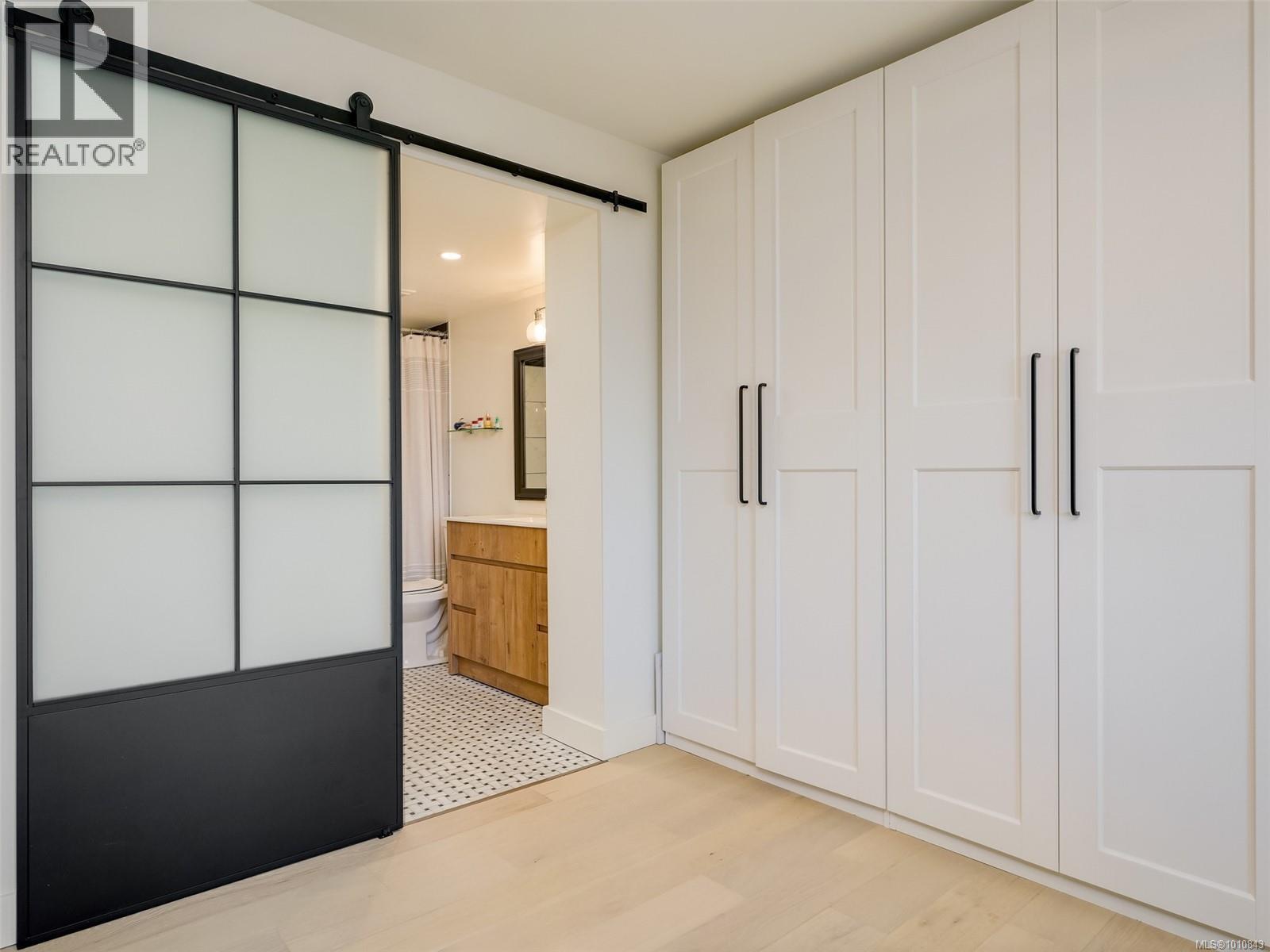 Photo 20 of 404 1041 Rockland Ave, Victoria BC