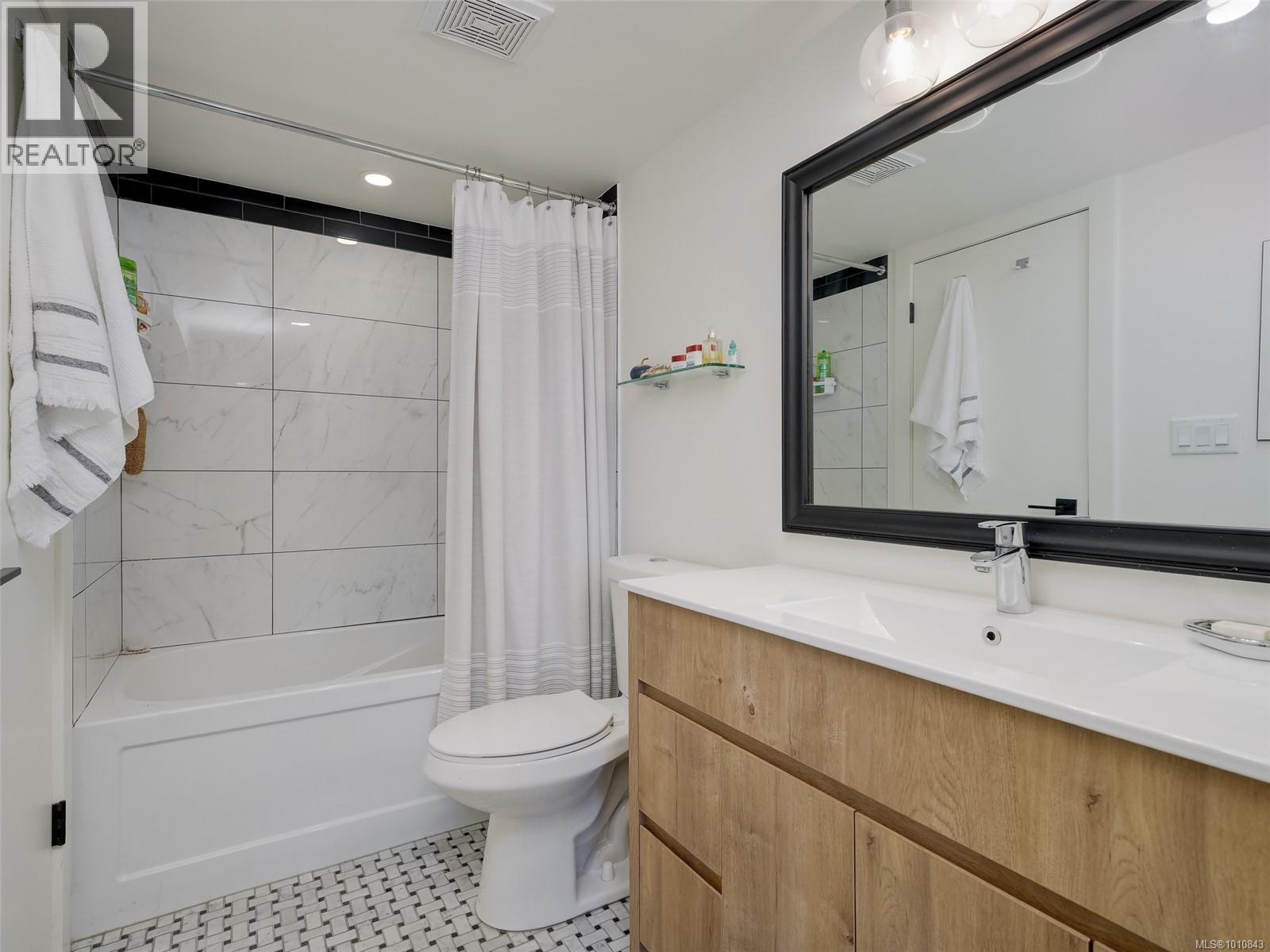 Photo 7 of 404 1041 Rockland Ave, Victoria BC