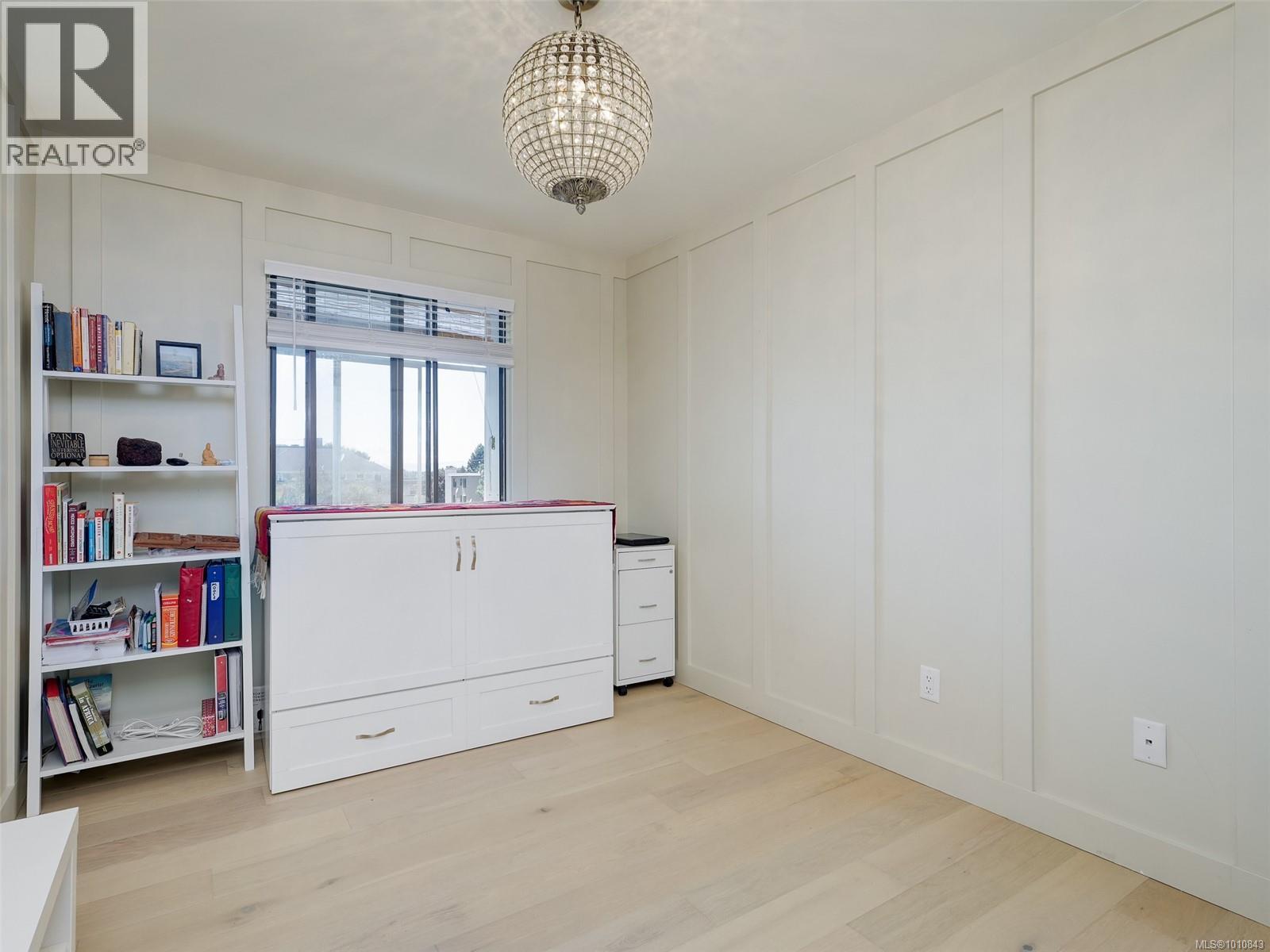 Photo 23 of 404 1041 Rockland Ave, Victoria BC