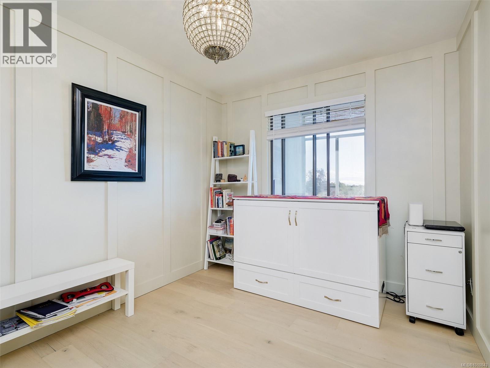 Photo 17 of 404 1041 Rockland Ave, Victoria BC