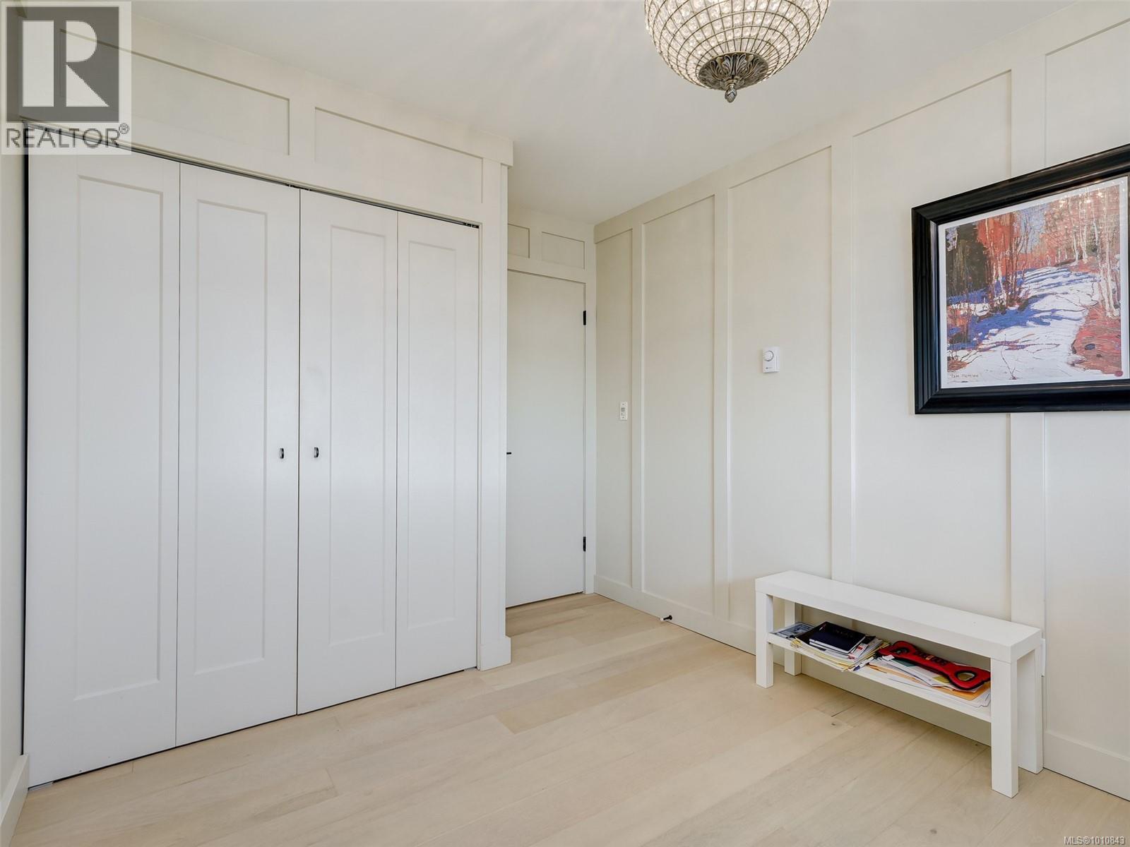 Photo 6 of 404 1041 Rockland Ave, Victoria BC