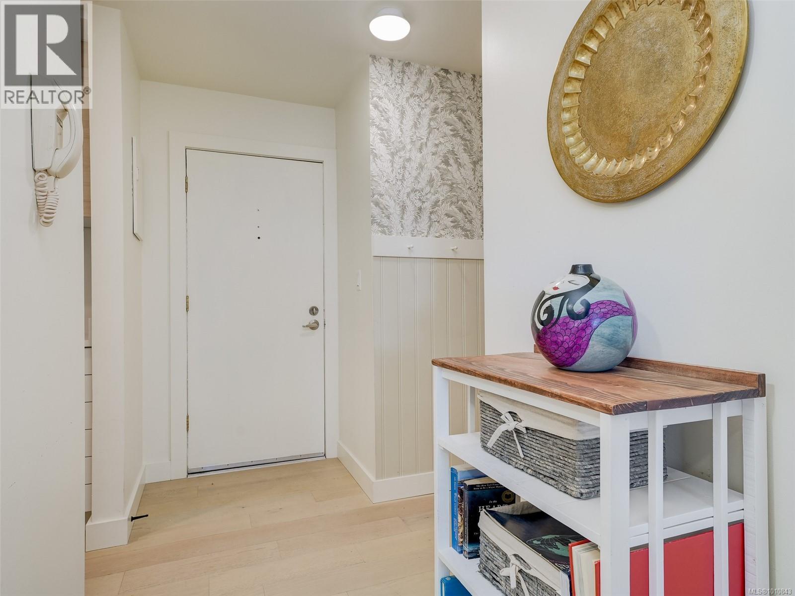 Photo 16 of 404 1041 Rockland Ave, Victoria BC
