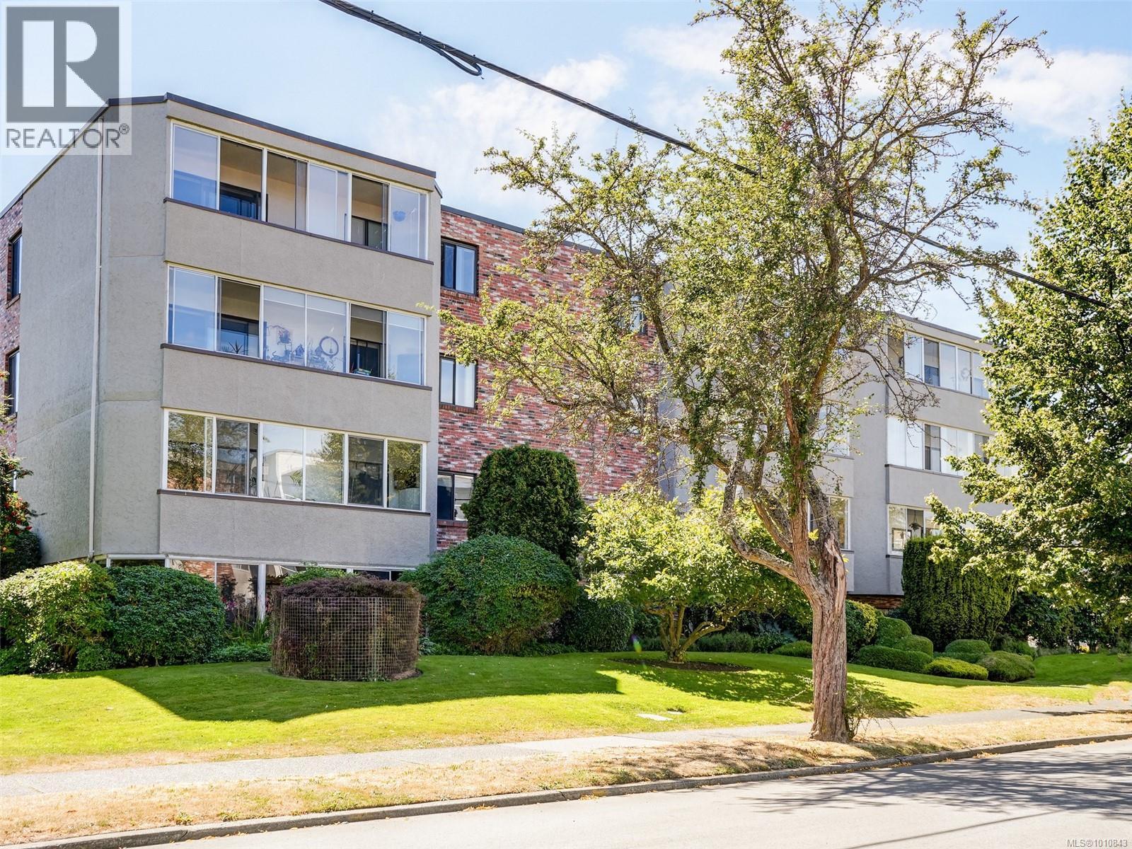 Photo 1 of 404 1041 Rockland Ave, Victoria BC