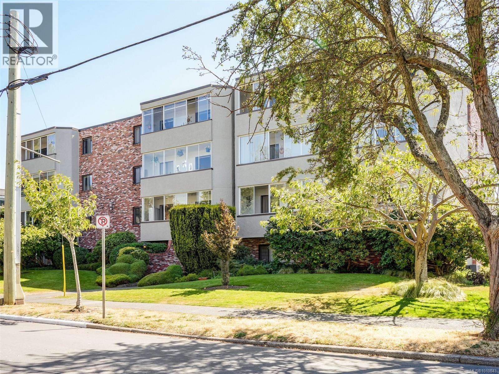 Photo 4 of 404 1041 Rockland Ave, Victoria BC