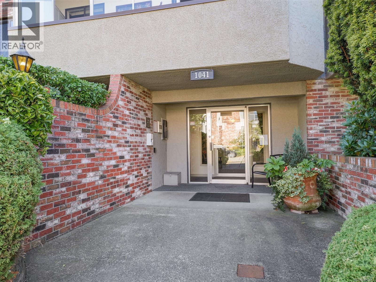 Photo 3 of 404 1041 Rockland Ave, Victoria BC
