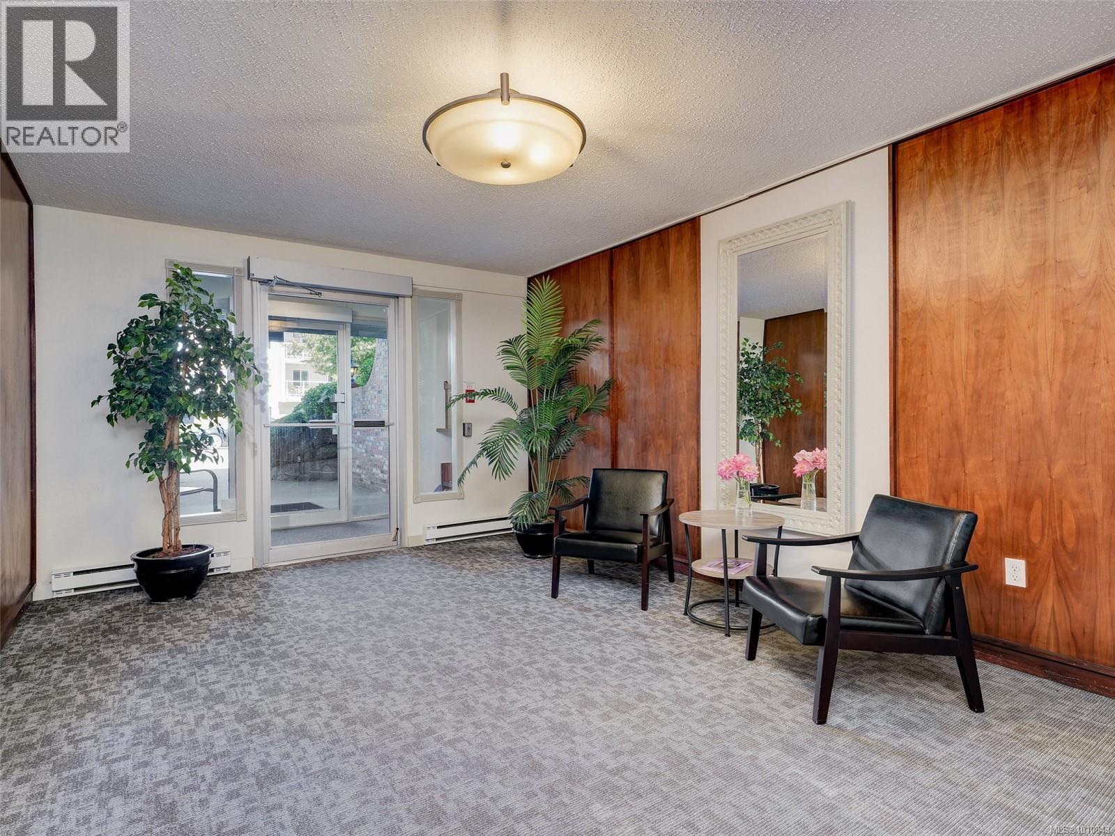 Photo 2 of 404 1041 Rockland Ave, Victoria BC