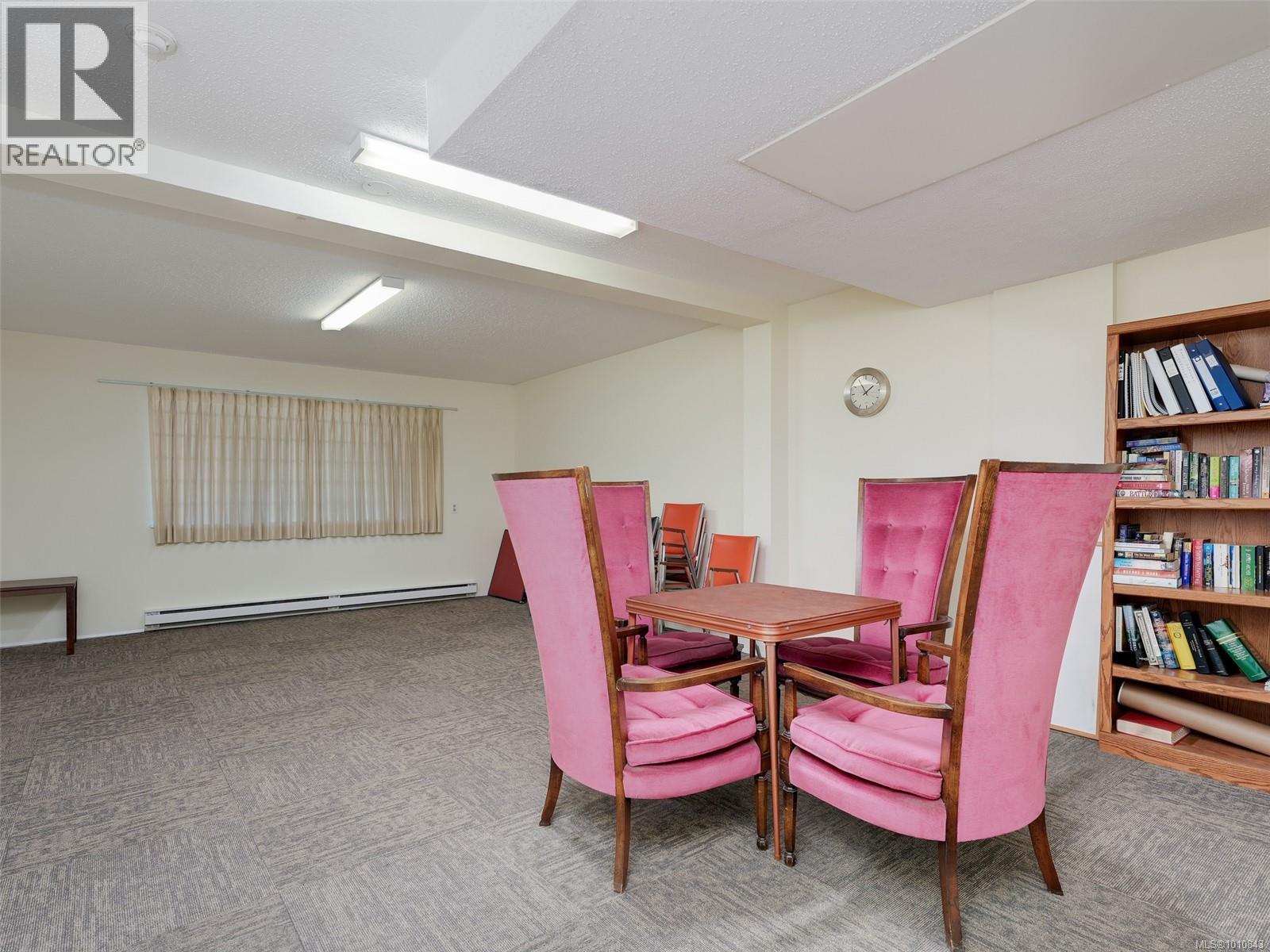 Photo 5 of 404 1041 Rockland Ave, Victoria BC