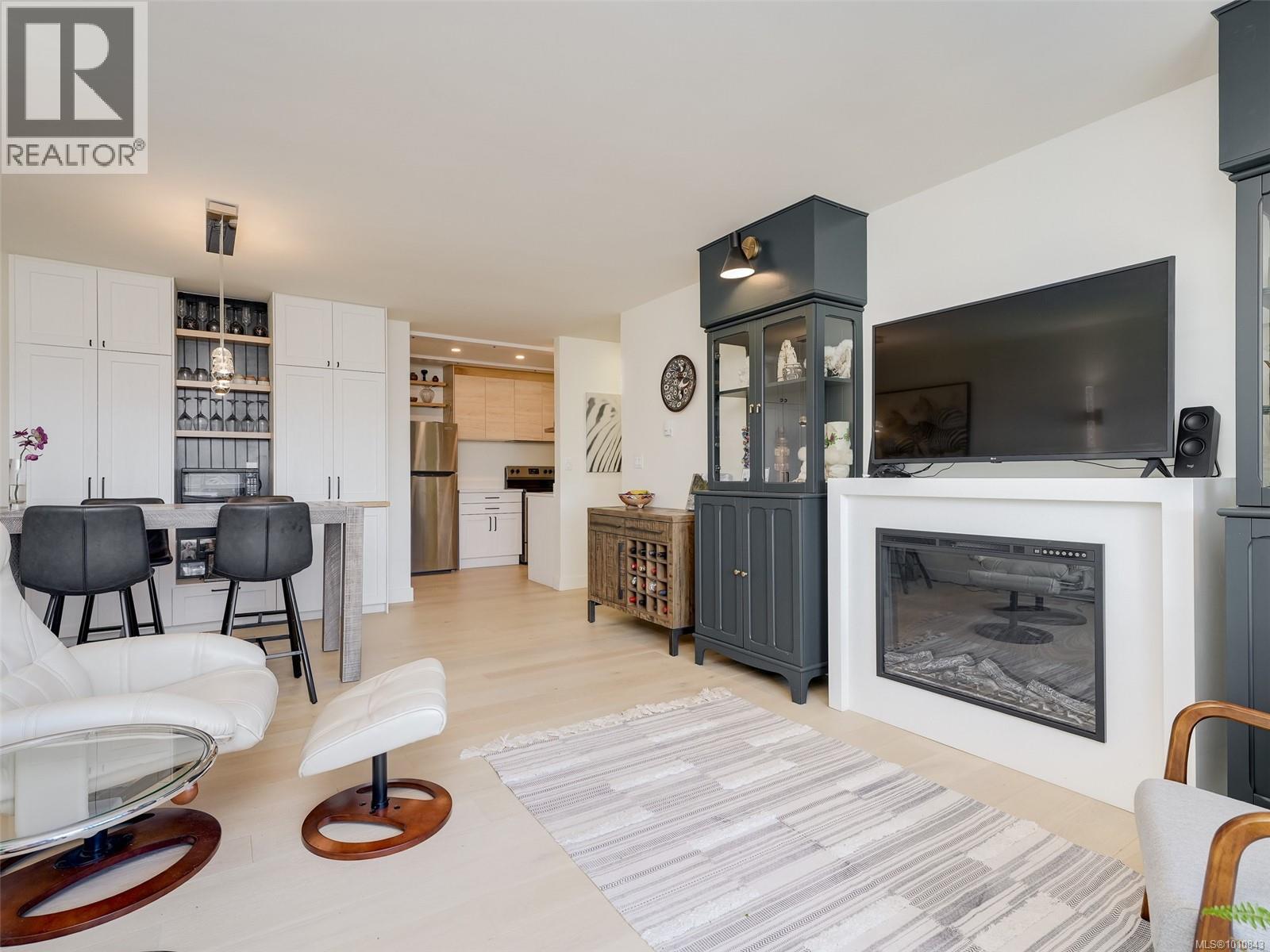 Photo 18 of 404 1041 Rockland Ave, Victoria BC