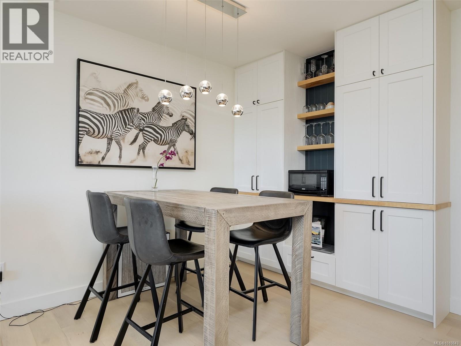 Photo 19 of 404 1041 Rockland Ave, Victoria BC