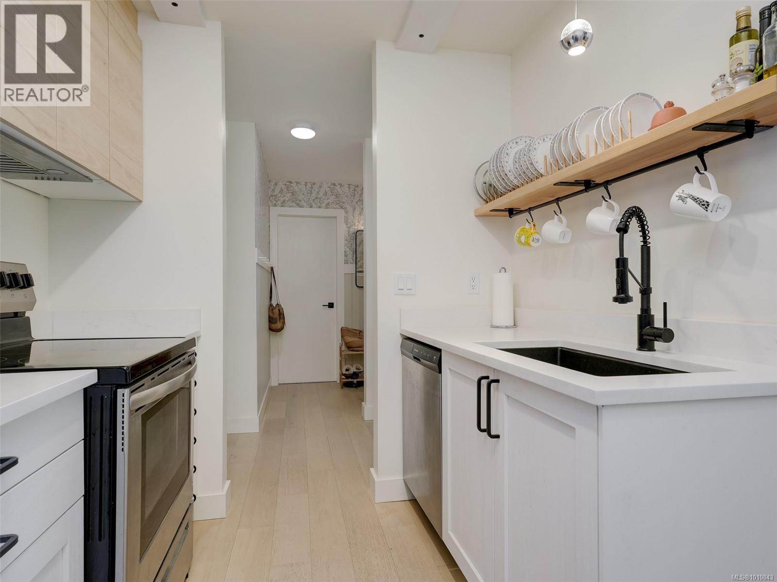Photo 9 of 404 1041 Rockland Ave, Victoria BC