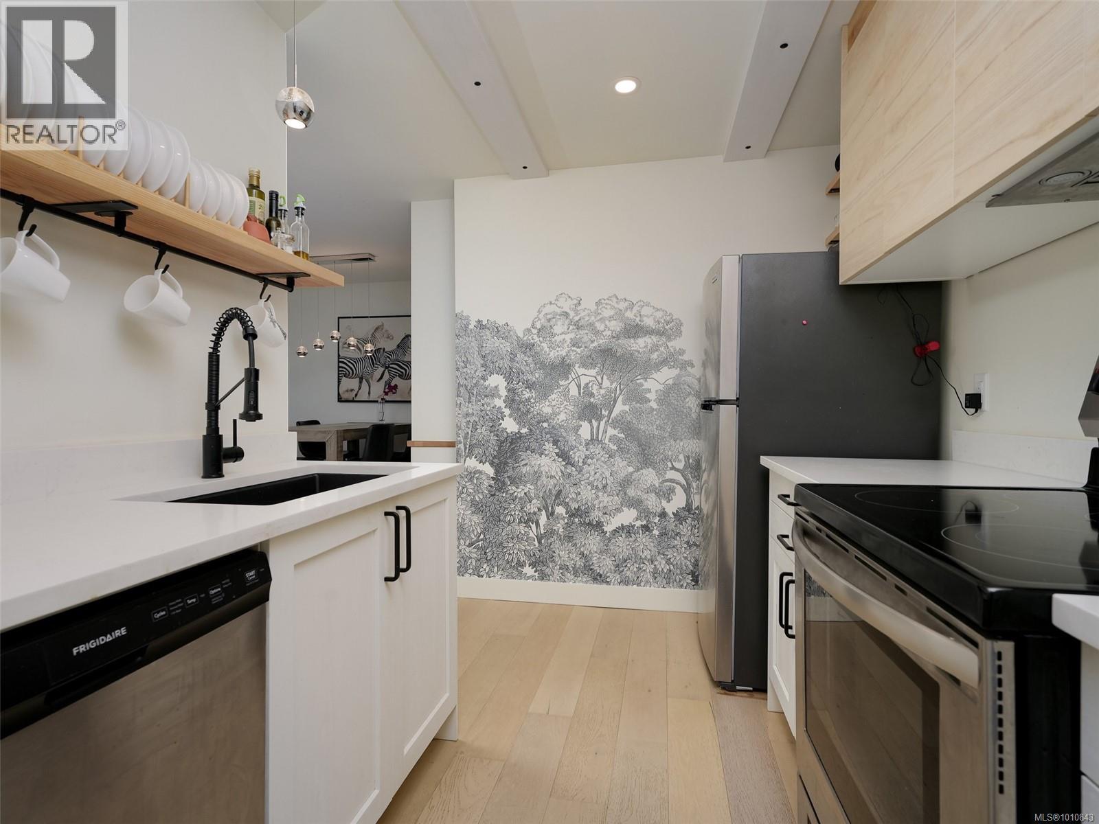 Photo 12 of 404 1041 Rockland Ave, Victoria BC