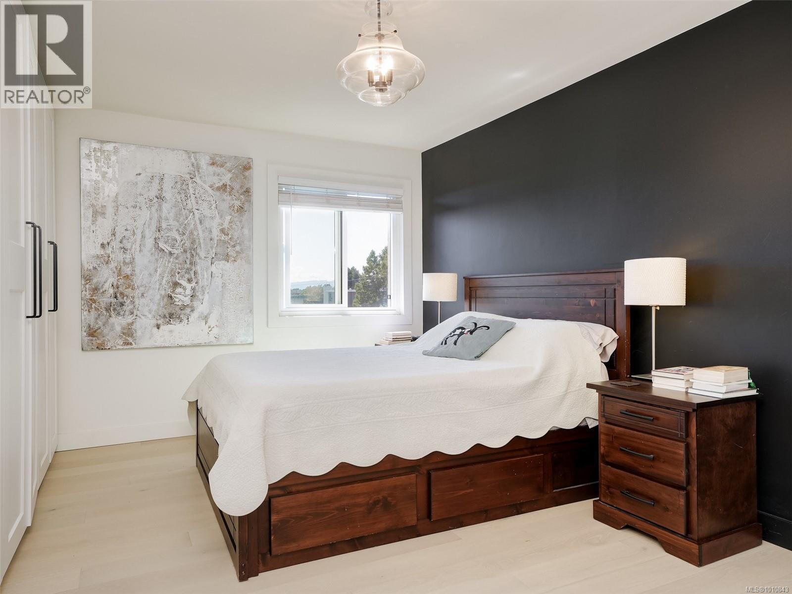 Photo 21 of 404 1041 Rockland Ave, Victoria BC