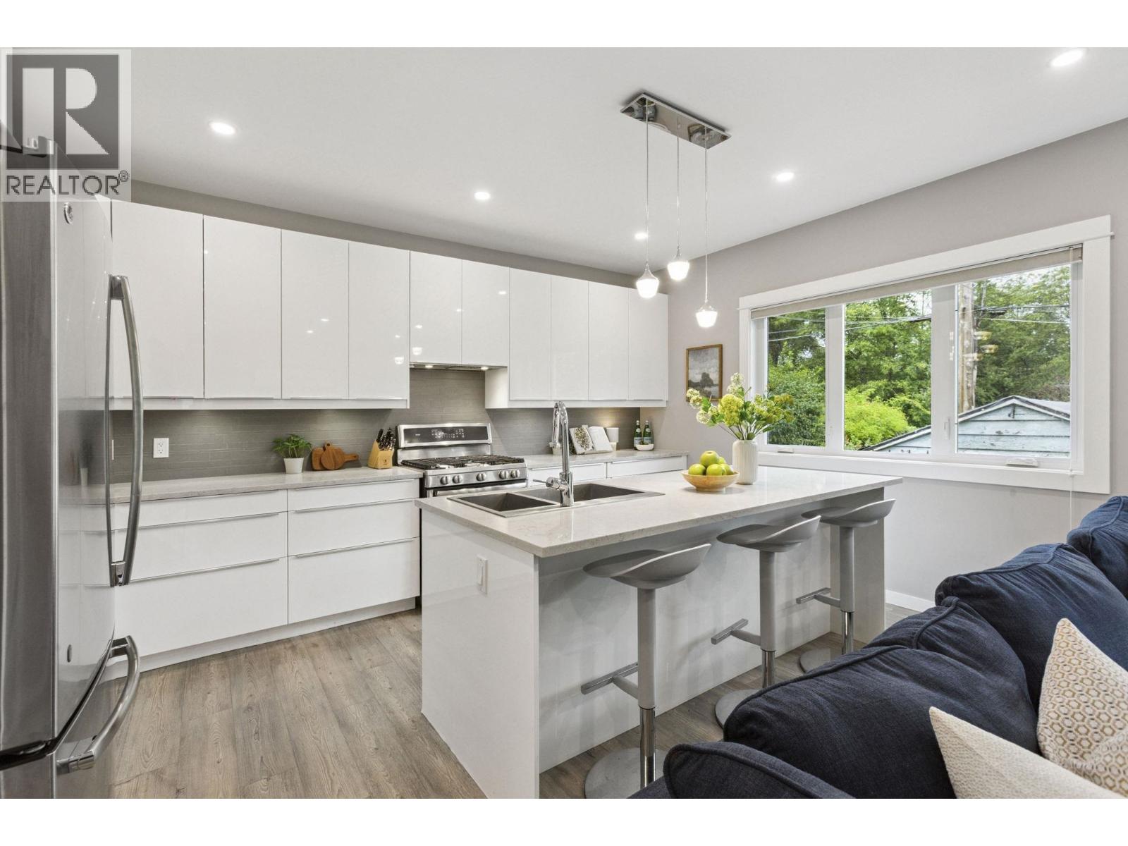 Photo 12 of 4137 Yale Street, Burnaby BC