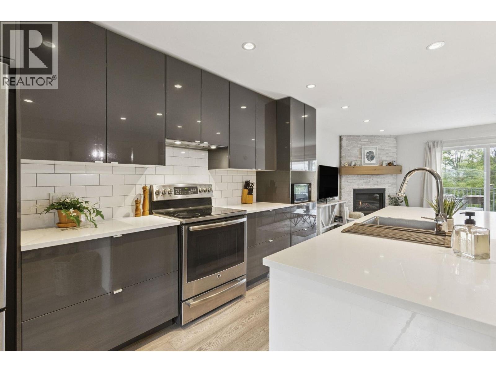 Photo 4 of 4137 Yale Street, Burnaby BC