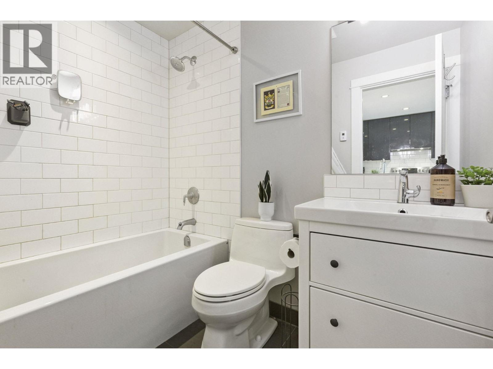 Photo 9 of 4137 Yale Street, Burnaby BC