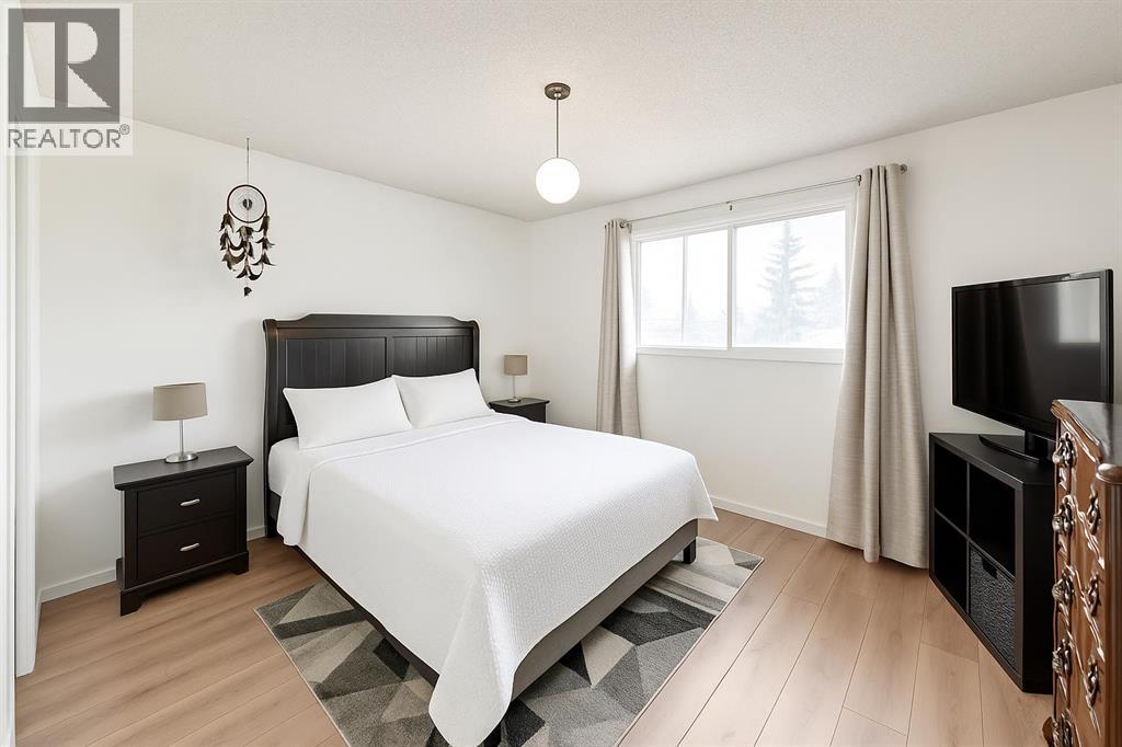 Single Family House Bi-level for Sale in  Doverville Way SE Dover Calgary 