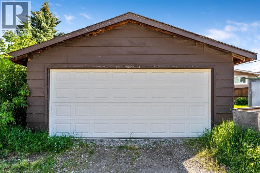 Single Family House Bi-level for Sale in  Doverville Way SE Dover Calgary 