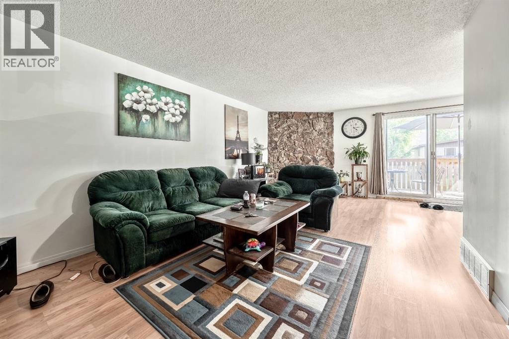 Single Family House Bi-level for Sale in  Doverville Way SE Dover Calgary 