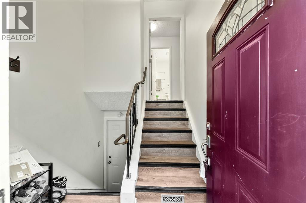 Single Family House Bi-level for Sale in  Doverville Way SE Dover Calgary 