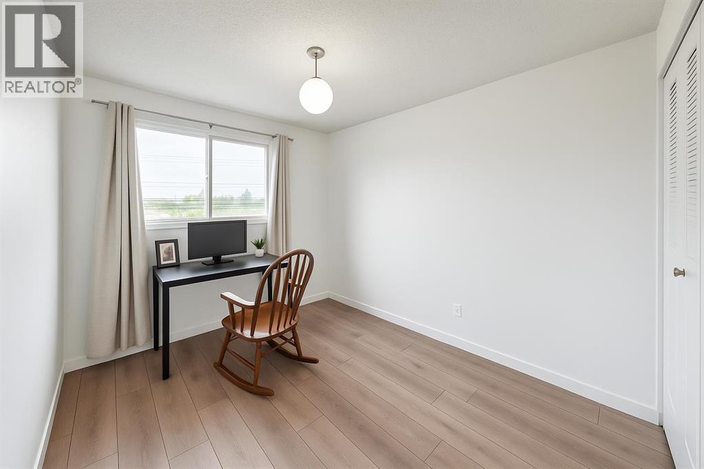 Single Family House Bi-level for Sale in  Doverville Way SE Dover Calgary 