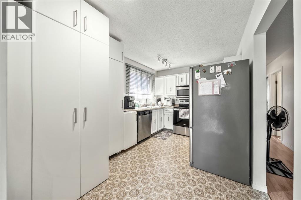 Single Family House Bi-level for Sale in  Doverville Way SE Dover Calgary 