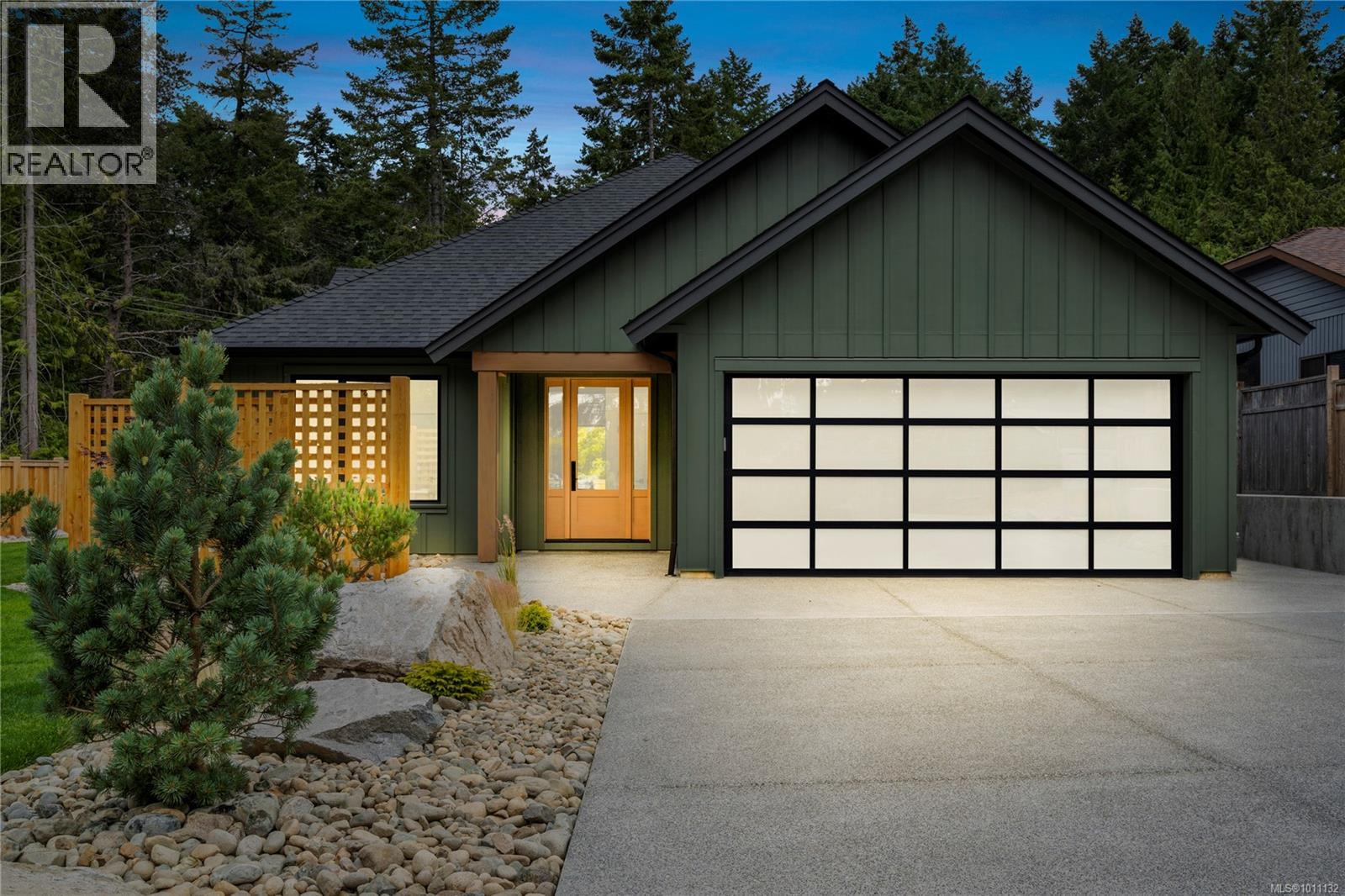 Photo 1 of 504 Juniper Dr, Qualicum Beach BC