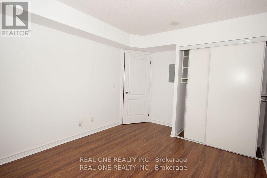 Photo 19 of 803 15 North Park Road, Vaughan ON