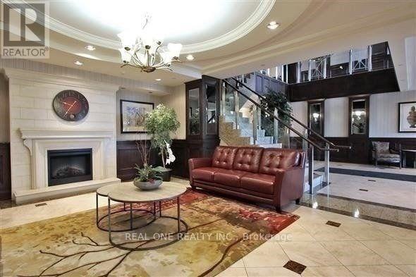 Photo 6 of 803 15 North Park Road, Vaughan ON