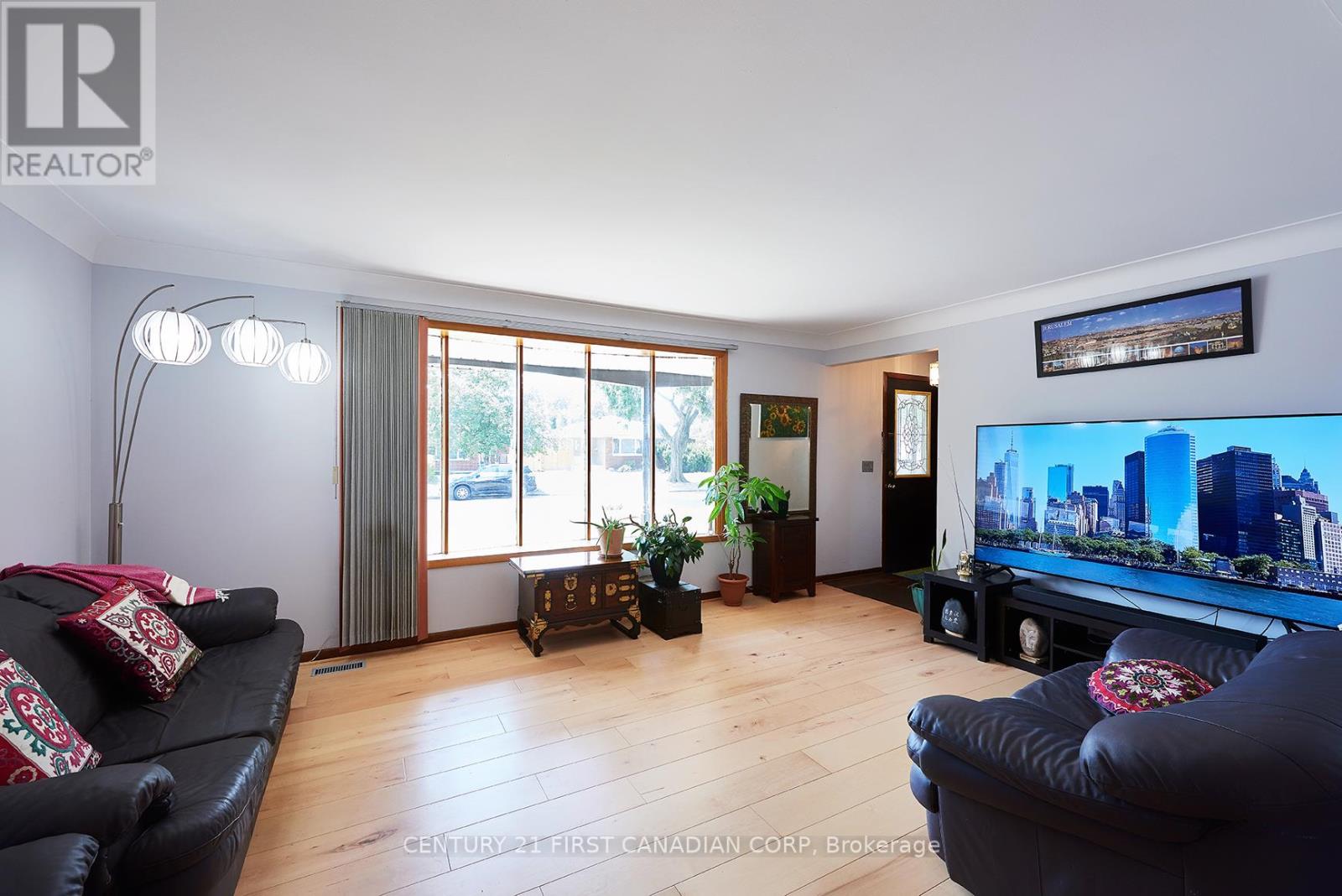 Photo 7 of 10776 Atwater Crescent, Windsor ON