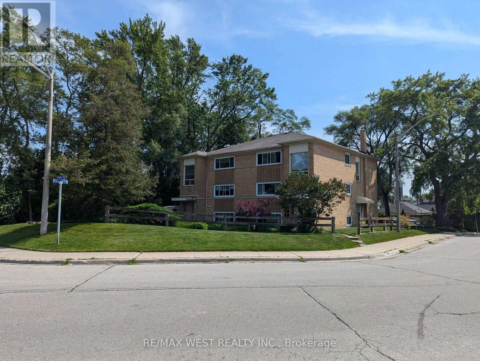 Photo 1 of 2 52 Peter Street N, Mississauga ON