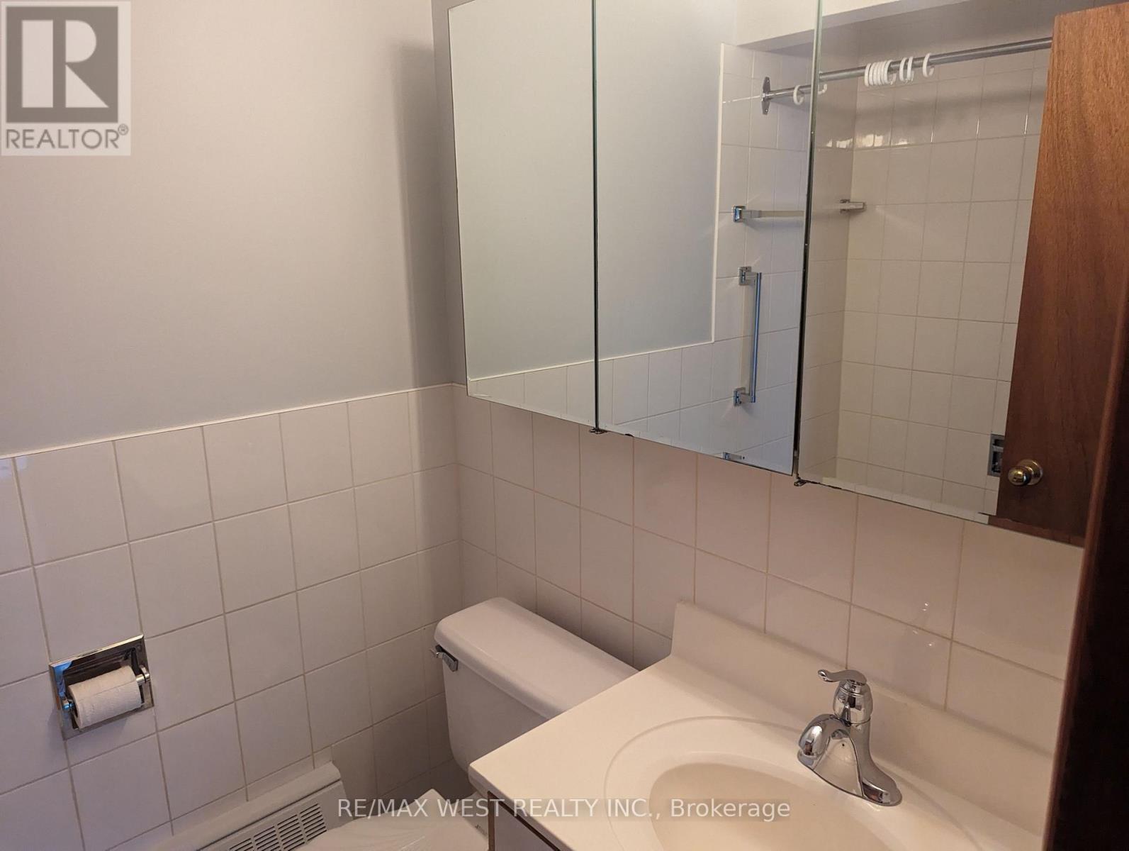 Photo 11 of 2 52 Peter Street N, Mississauga ON
