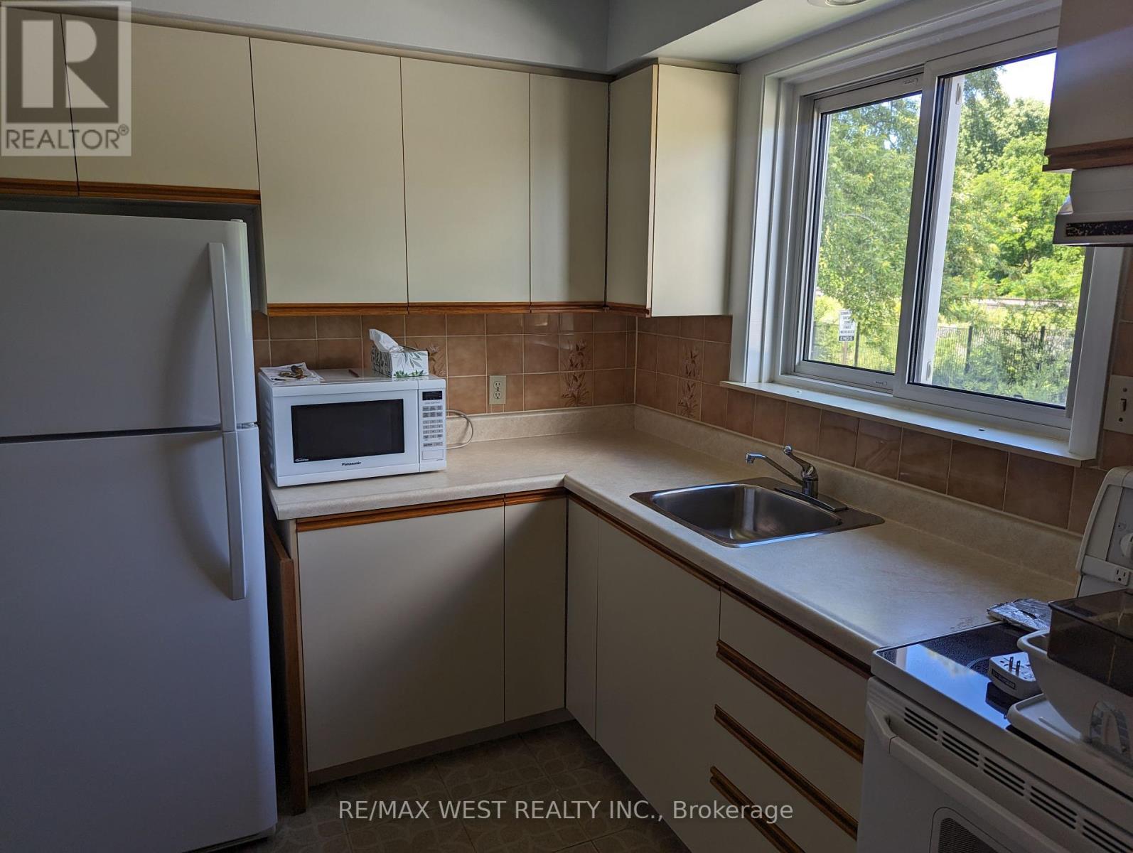 Photo 4 of 2 52 Peter Street N, Mississauga ON