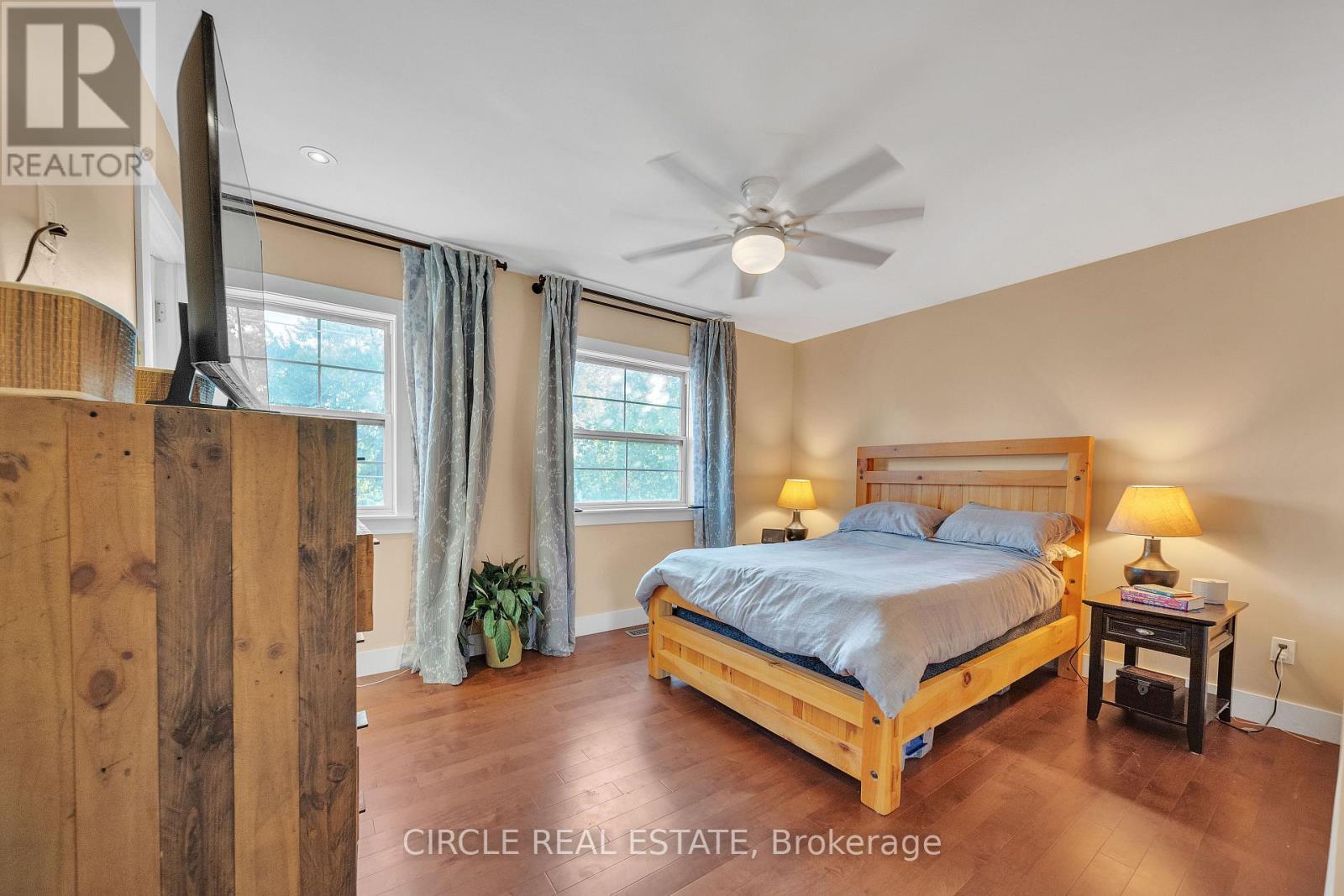 Photo 2 of 1043 Shaw Drive, Mississauga ON